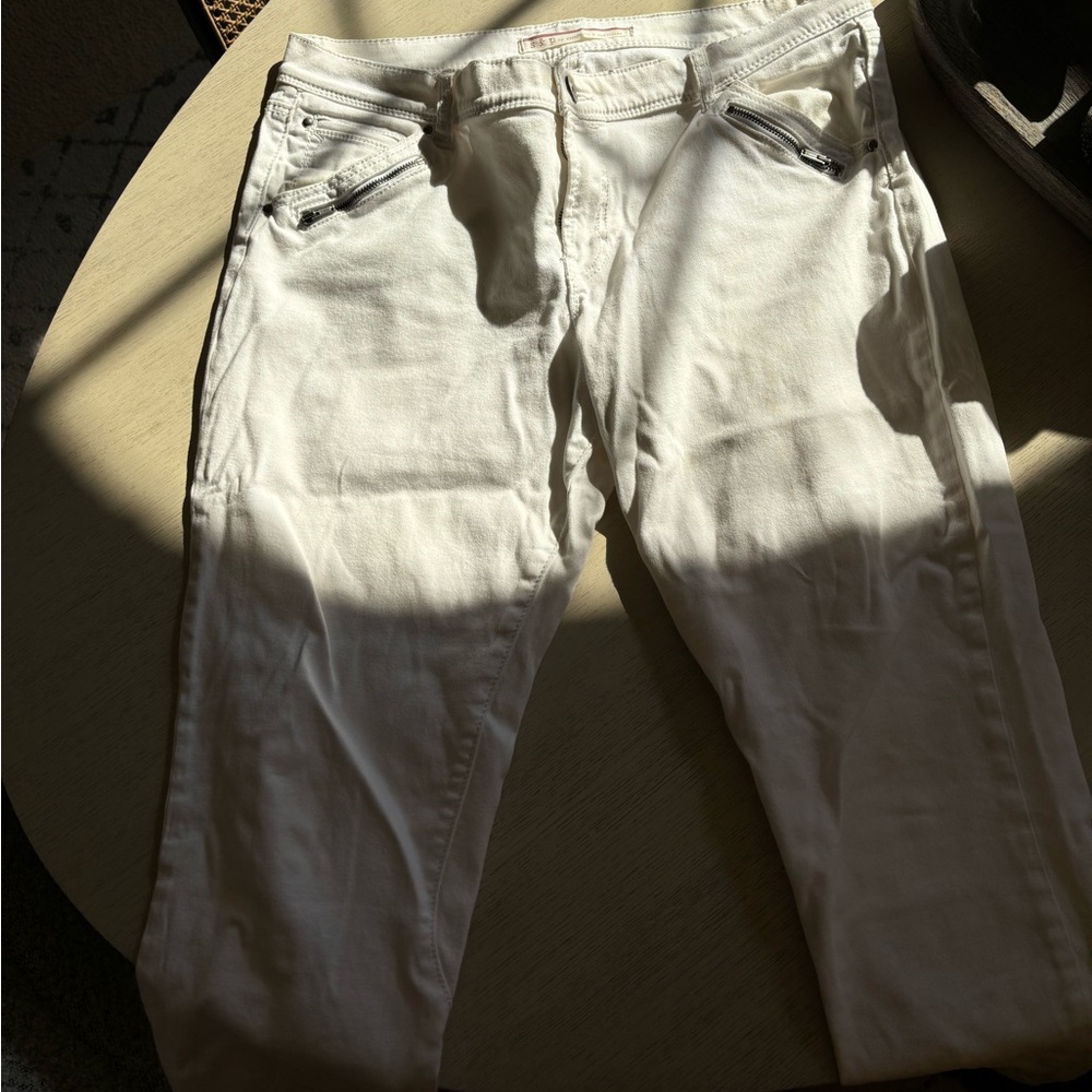Women’s white pants with zipper detail